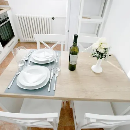 Magritte Business Grade Comfortable Apartment. *